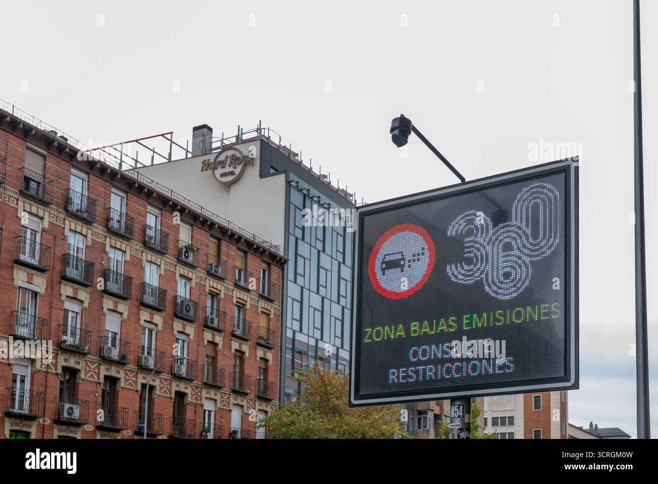 Madrid, Espagne, 27 septembre 2025 : panneau numérique à message variable (VMS) indiquant la zone à faible émission ou Zona de Bajas Emisiones (ZBE) à Madrid, Espagne Banque D'Images