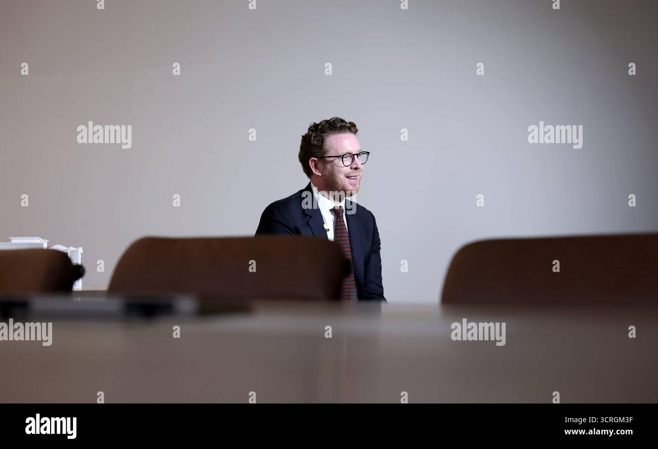 Londres, Grande-Bretagne. 29 septembre 2025. Nicholas Cullinan, directeur du British Museum, parle lors d'une interview avec Xinhua à Londres, Grande-Bretagne, 29 septembre 2025. POUR ALLER AVEC 'interview : le directeur du British Museum envisage une coopération plus profonde avec la Chine' crédit : Li Ying/Xinhua/Alamy Live News Banque D'Images