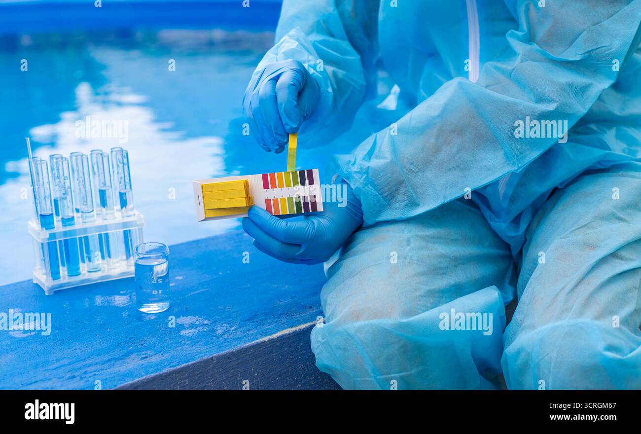Vérifiez l'analyse de l'eau de la piscine. Mise au point sélective. nature. Banque D'Images