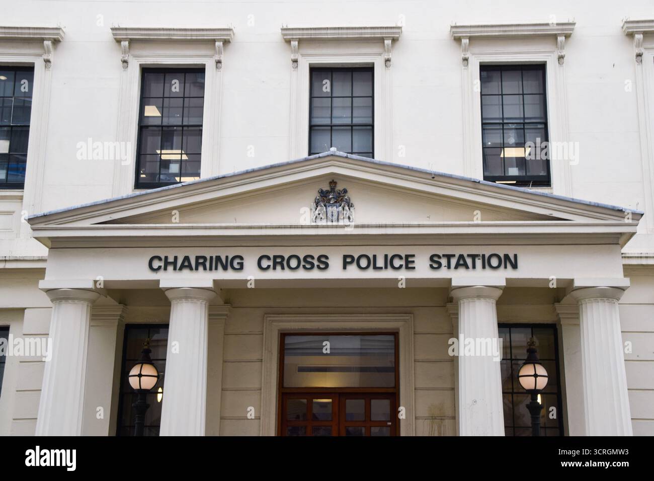 Londres, Angleterre, Royaume-Uni. 1er octobre 2025. Vue extérieure du poste de police de Charing Cross alors que neuf policiers du poste près de Trafalgar Square sont suspendus pour cause de force excessive présumée sur les suspects et de commentaires discriminatoires et misogynes. (Crédit image : © Vuk Valcic/ZUMA Press Wire) USAGE ÉDITORIAL SEULEMENT ! Non destiné à UN USAGE commercial ! Banque D'Images