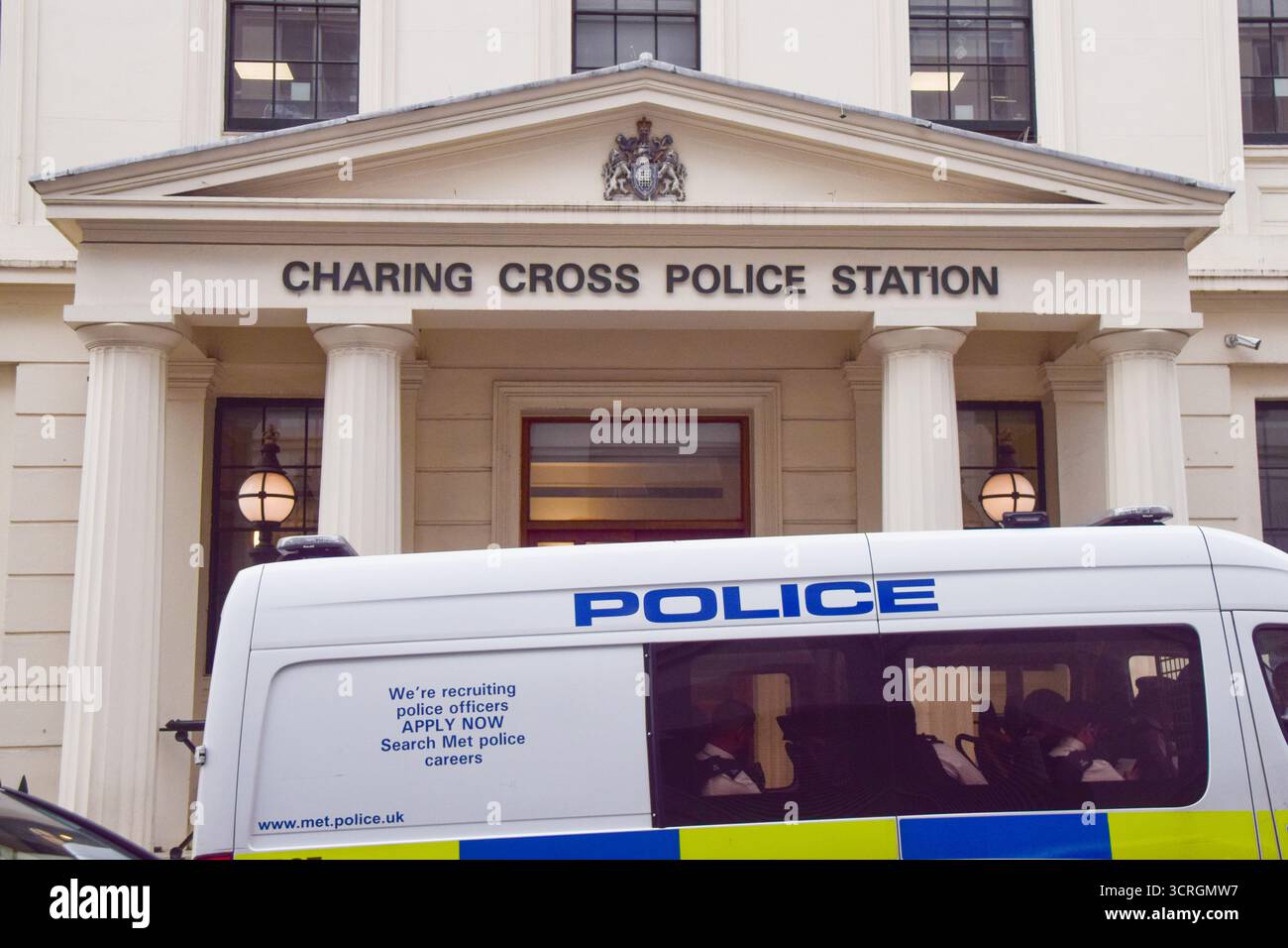 Londres, Angleterre, Royaume-Uni. 1er octobre 2025. Vue extérieure du poste de police de Charing Cross alors que neuf policiers du poste près de Trafalgar Square sont suspendus pour cause de force excessive présumée sur les suspects et de commentaires discriminatoires et misogynes. (Crédit image : © Vuk Valcic/ZUMA Press Wire) USAGE ÉDITORIAL SEULEMENT ! Non destiné à UN USAGE commercial ! Banque D'Images