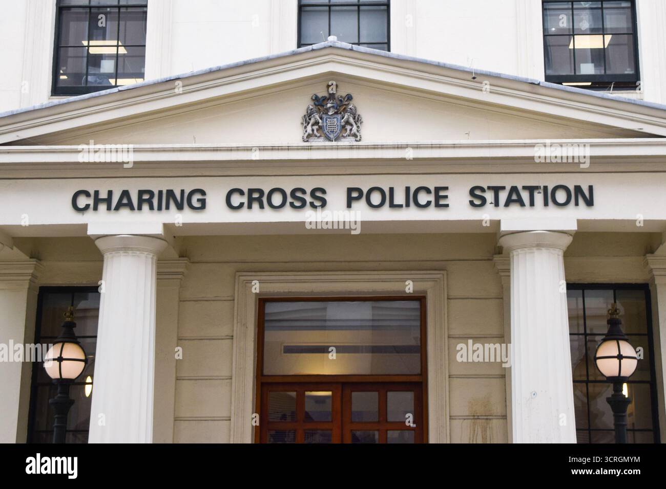 Londres, Angleterre, Royaume-Uni. 1er octobre 2025. Vue extérieure du poste de police de Charing Cross alors que neuf policiers du poste près de Trafalgar Square sont suspendus pour cause de force excessive présumée sur les suspects et de commentaires discriminatoires et misogynes. (Crédit image : © Vuk Valcic/ZUMA Press Wire) USAGE ÉDITORIAL SEULEMENT ! Non destiné à UN USAGE commercial ! Banque D'Images