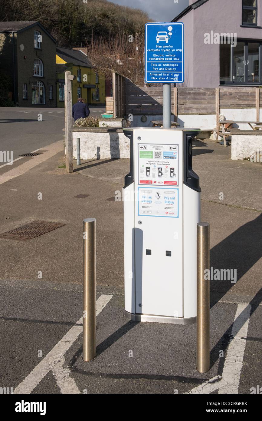 Point de recharge pour véhicules électriques dans un parking public à Solva, Pembrokeshire, pays de Galles Banque D'Images