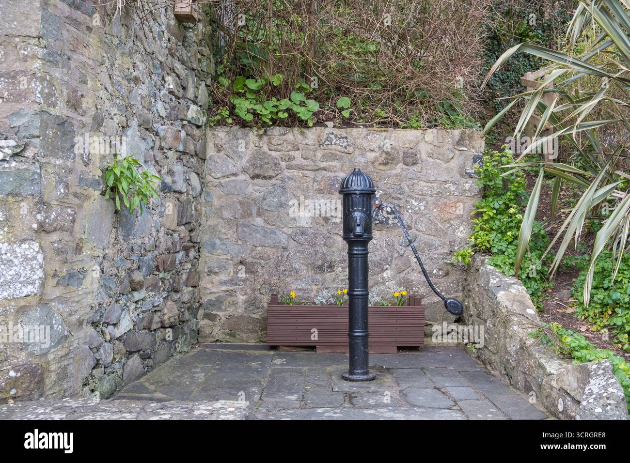 Ancienne pompe à eau publique dans le village de Solva dans le Pembrokeshire au pays de Galles Banque D'Images