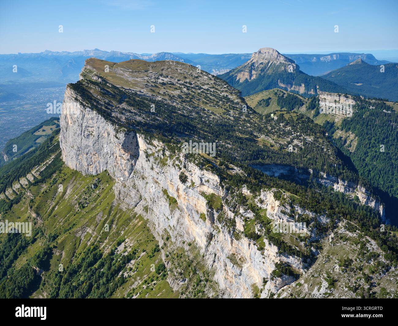 VUE AÉRIENNE. Falaise calcaire longitudinale à l'extrémité est du massif de la Chartreuse. Isère, Auvergne-Rhône-Alpes, France. Banque D'Images