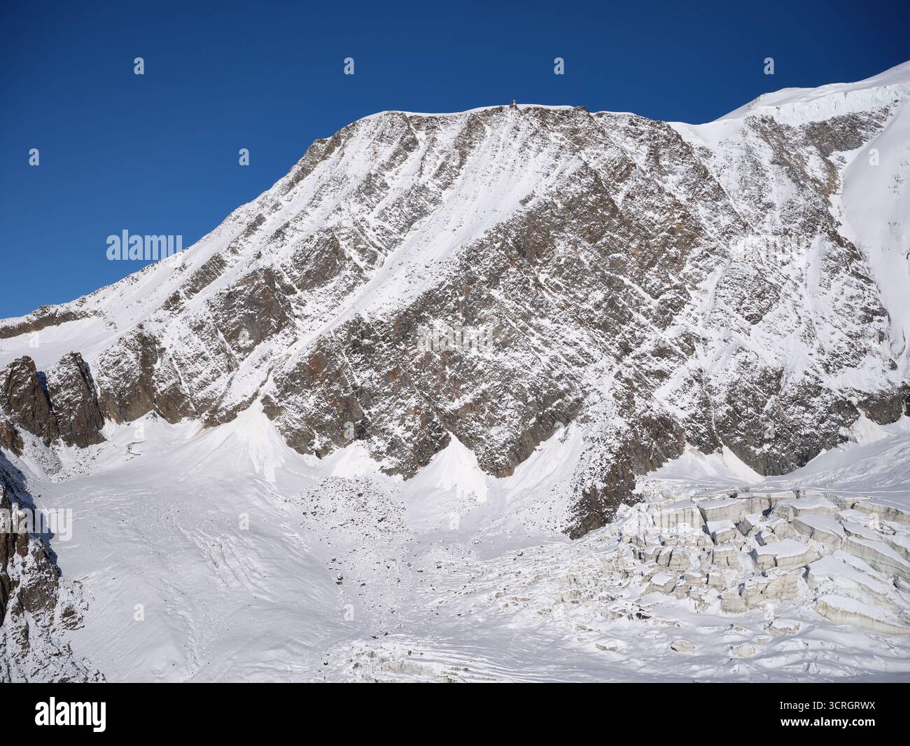 VUE AÉRIENNE. Aiguille du Goûter (3864m) et glacier Bionnassay vus du sud-ouest. Chamonix-Mont-Blanc, haute-Savoie, France. Banque D'Images