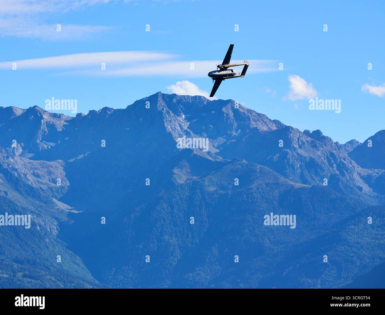 Le Nord 2501 ou Noratlas, était un avion de transport militaire. Vu ici au Coupe Icare Airshow avec le massif de Belledonne au loin. France. Banque D'Images