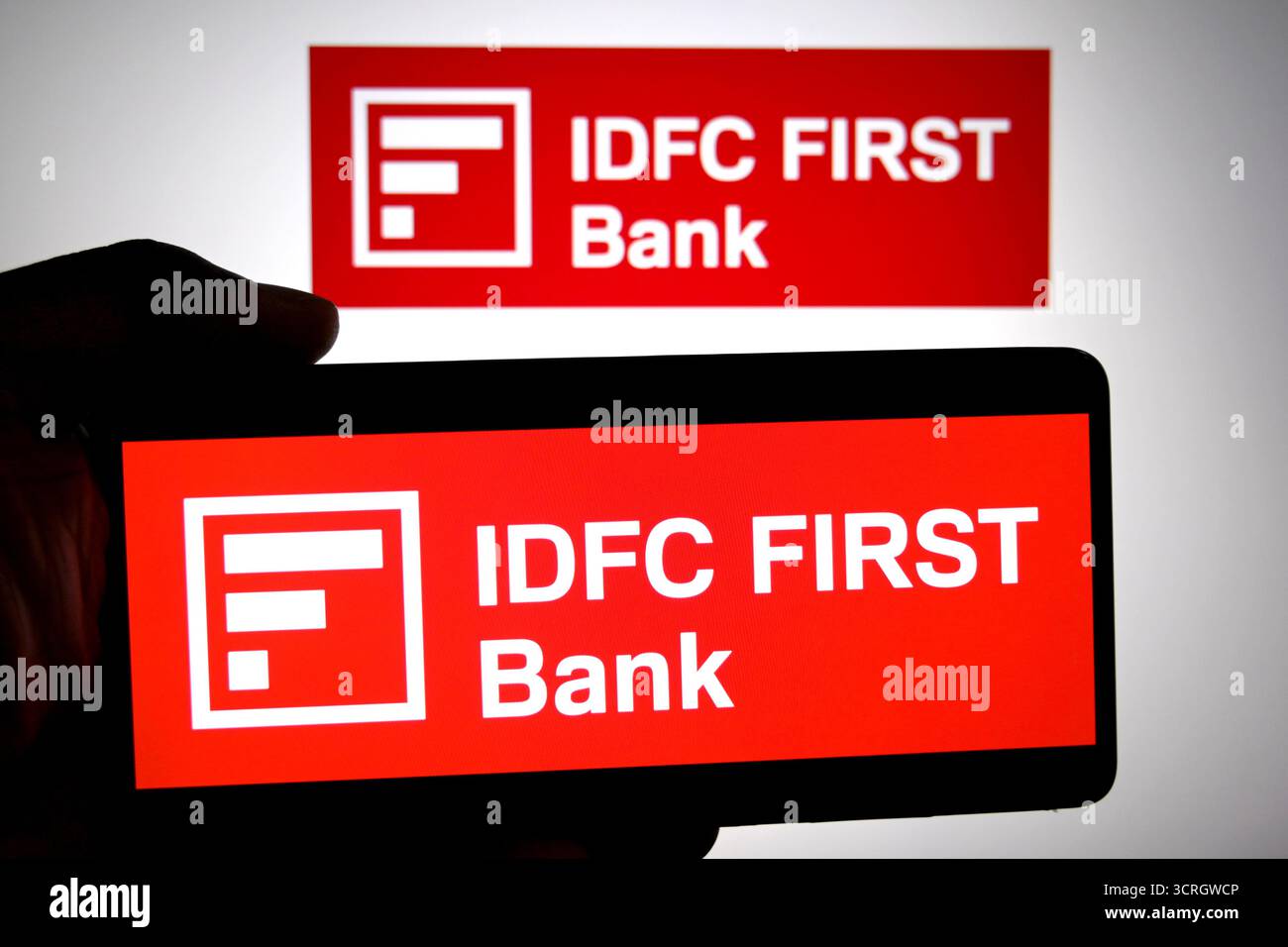 Inde. 20 septembre 2025. Dans cette illustration photo, un logo IDFC First Bank est affiché sur un téléphone intelligent et en arrière-plan. (Photo par Avishek Das/SOPA images/SIPA USA) *** strictement à des fins d'actualités éditoriales *** crédit : SIPA USA/Alamy Live News Banque D'Images
