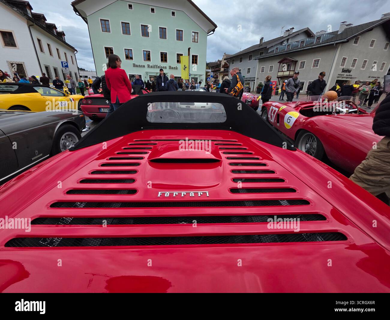 SAN CANDIDO, ITALIE - 23 SEPTEMBRE 2025 - Ferrari Cavalcade Classiche, dédiée aux modèles historiques légendaires de Ferrari en défilé, pilotée par tous les PA Banque D'Images