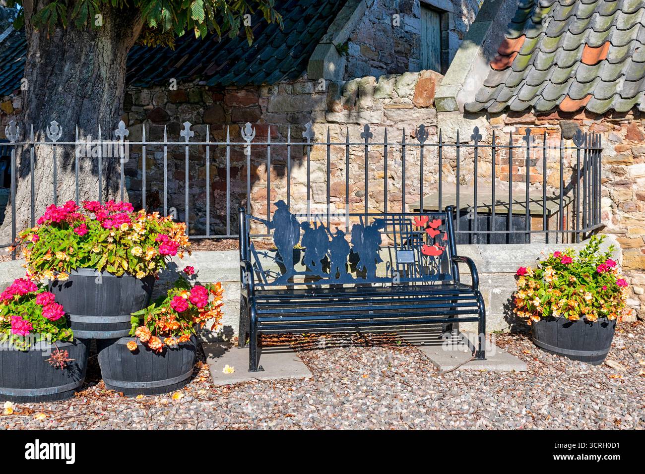 Crail East Neuk of Fife Scotland le siège commémoratif de l'église paroissiale et fleurs d'été Banque D'Images