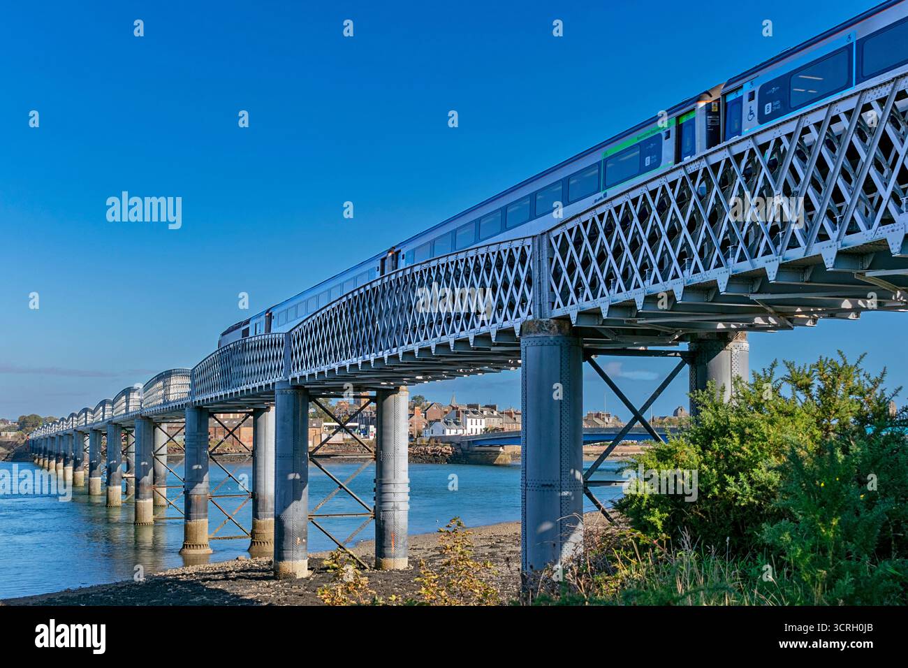 Train Montrose Angus Écosse traversant le pont ferroviaire ou le viaduc sur la rivière South Esk Banque D'Images