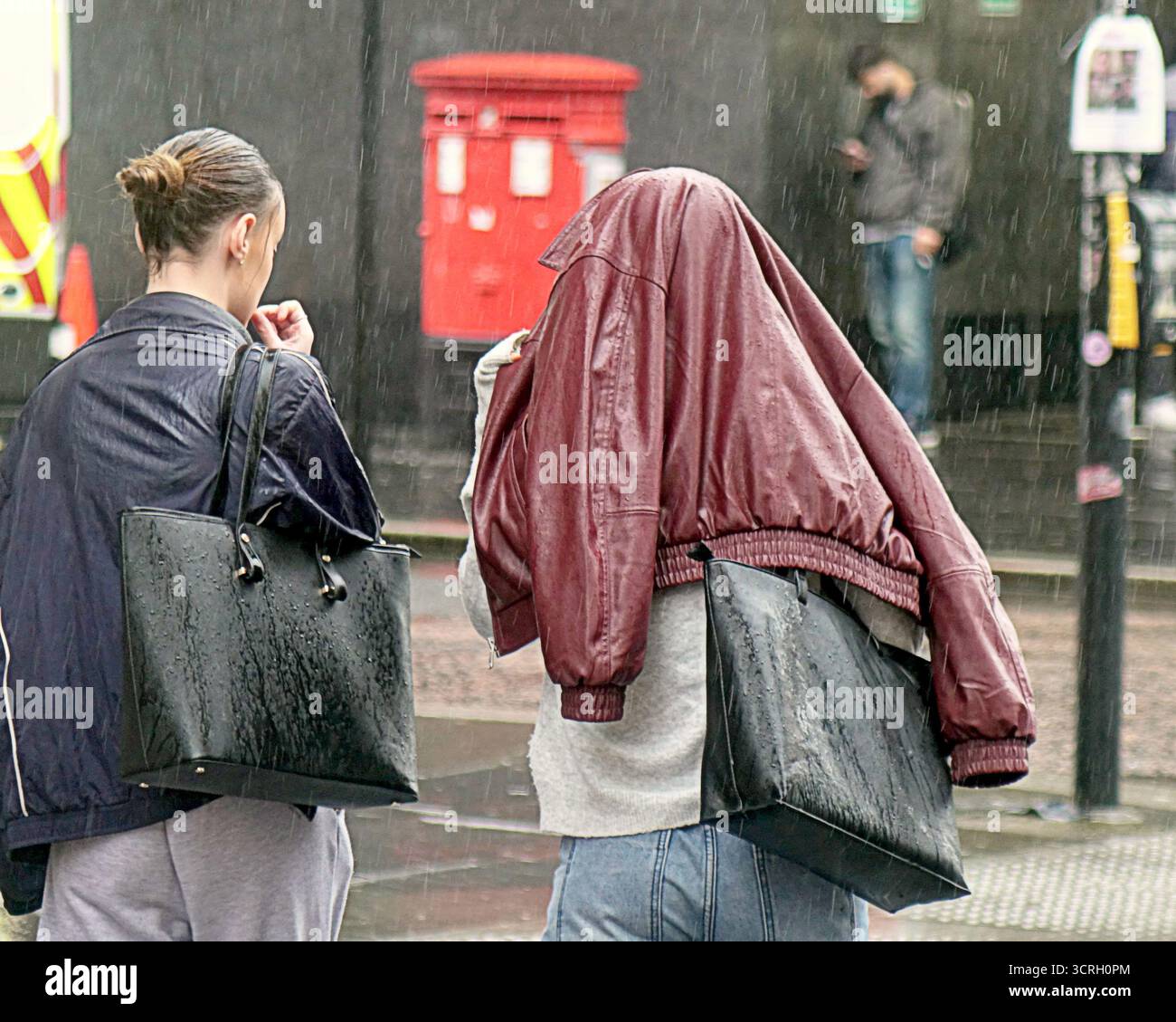 Glasgow, Écosse, Royaume-Uni. 1er octobre 2025. Météo britannique : L'automne apparaît dans la ville comme le temps humide avant la tempête amy et l'ouragan Humbarto faire leur effet. Crédit Gerard Ferry/Alamy Live News Banque D'Images