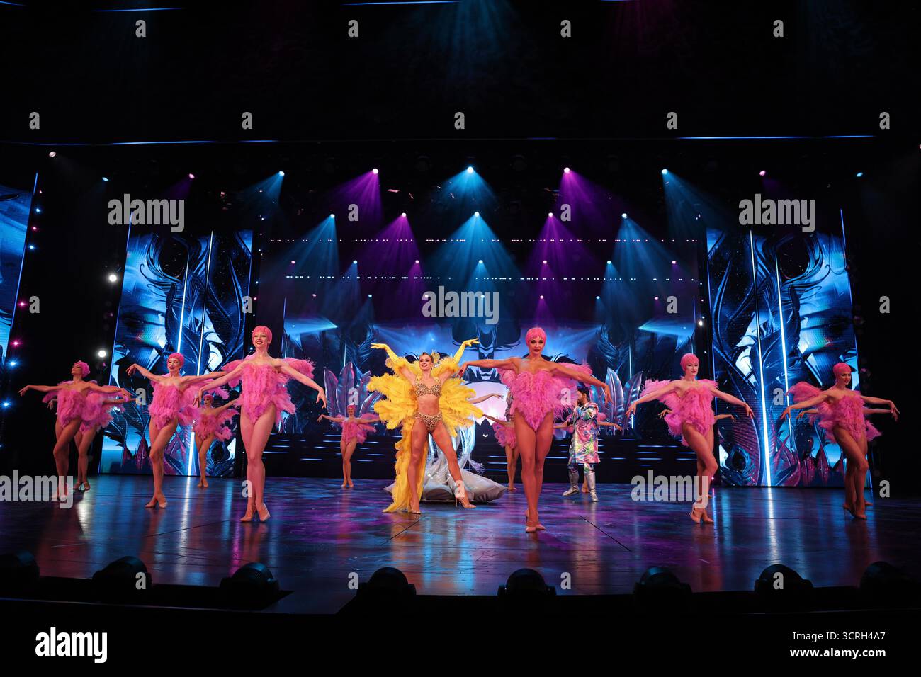 Berlin, Allemagne. 1er octobre 2025. L’avant-première du nouveau Grand Show BLINDED by DELIGHT aura lieu à Berlin, en Allemagne, le 1er octobre 2025, au Friedrichstadtpalast. (Photo de KreativMedia Press/NurPhoto)0 crédit : NurPhoto SRL/Alamy Live News Banque D'Images