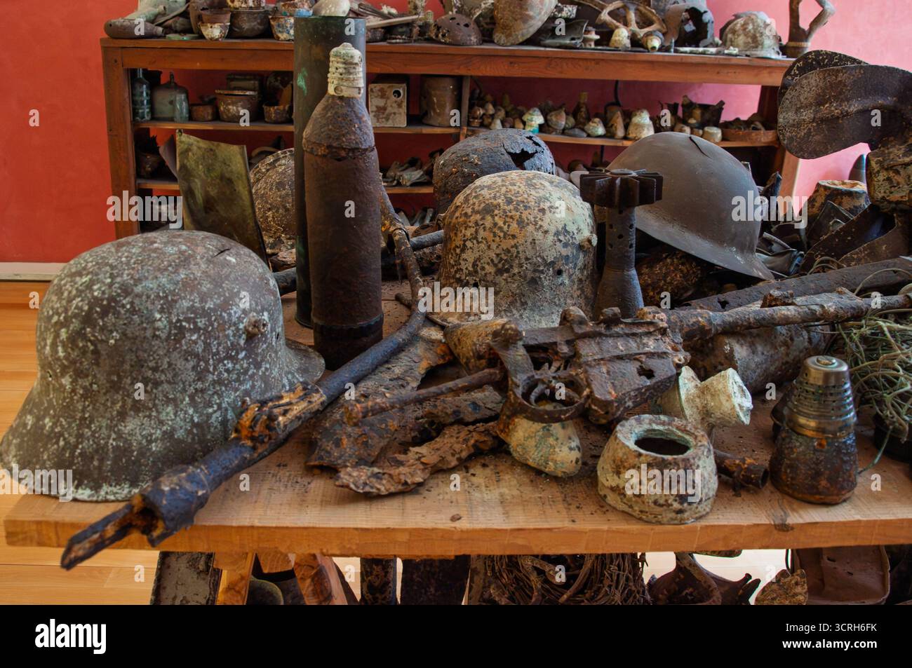 Des reliques de la seconde Guerre mondiale, y compris des casques, des armes et des munitions, sont exposées pour préserver l'histoire et honorer ceux qui ont servi. Banque D'Images