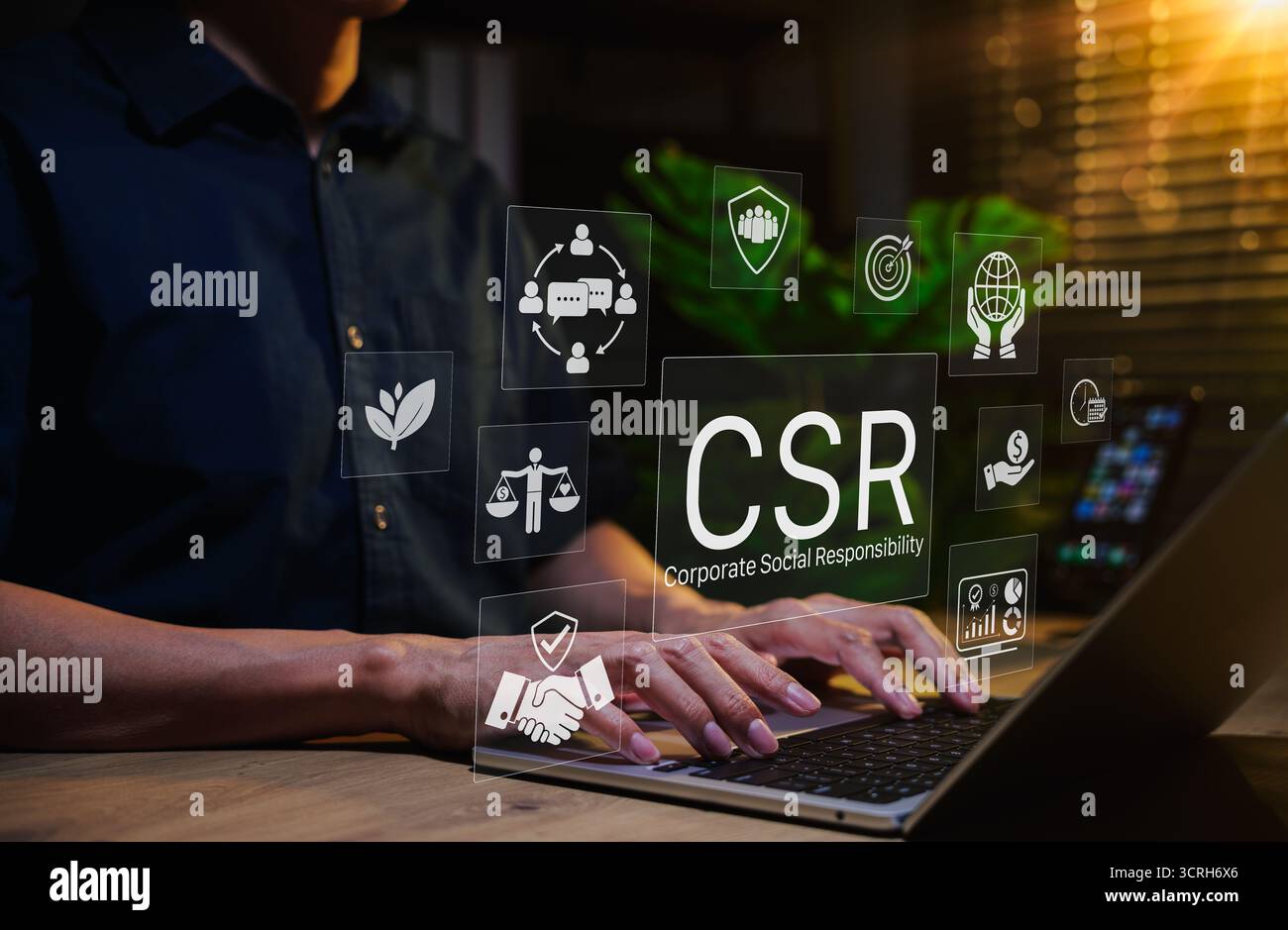 Concept de responsabilité sociale des entreprises (RSE). Personne utilisant un ordinateur portable avec des icônes RSE représentant des pratiques commerciales éthiques, la durabilité, la communauté Banque D'Images