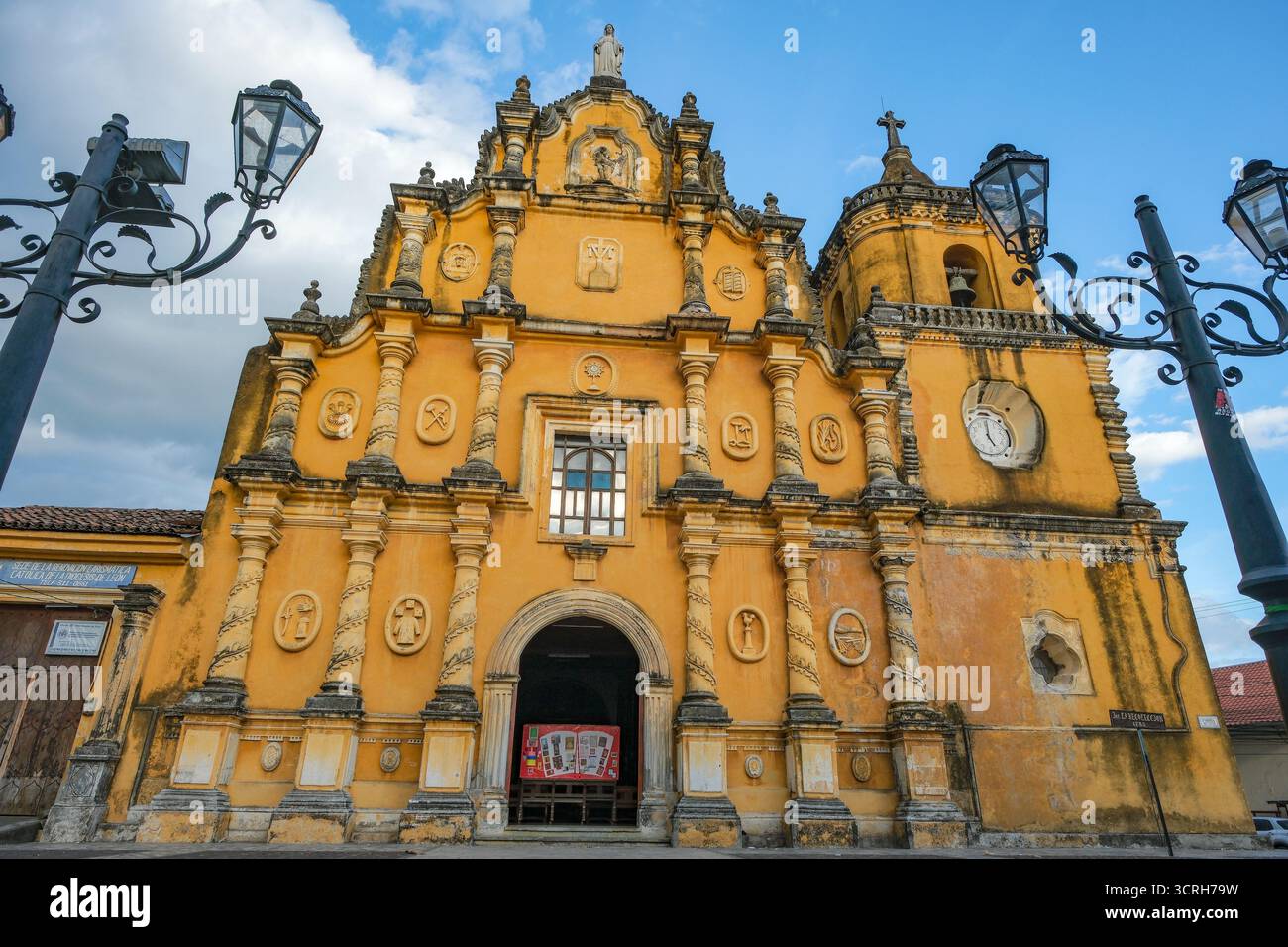 Leon, Nicaragua - 6 septembre 2025 : L'église du souvenir est une paroisse catholique située dans le centre historique de Leon, Nicaragua. Banque D'Images