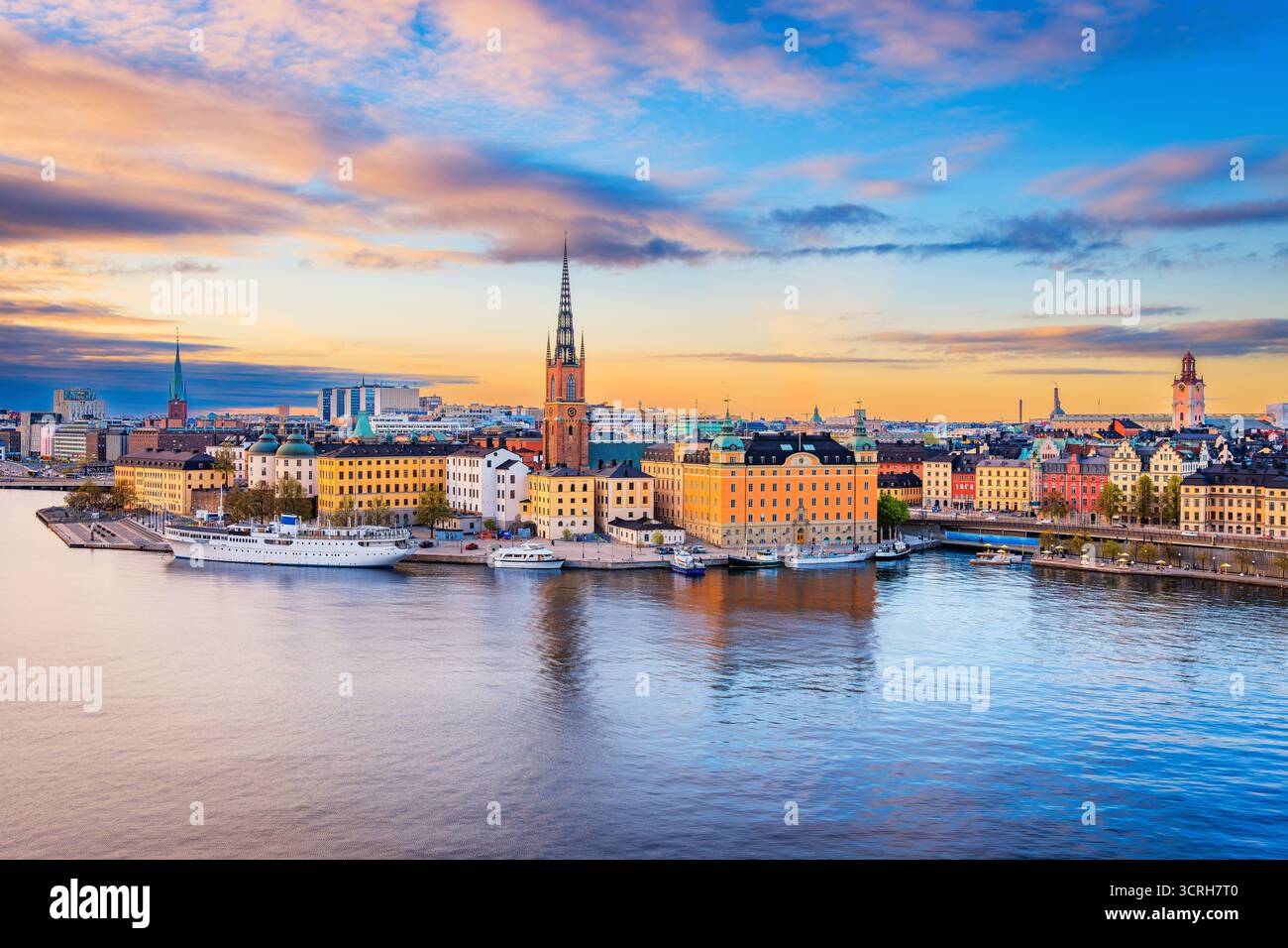 Stockholm, Suède. Coucher de soleil sur Gamla Stan depuis l'île de Sodermalm, Scandinavie. Banque D'Images