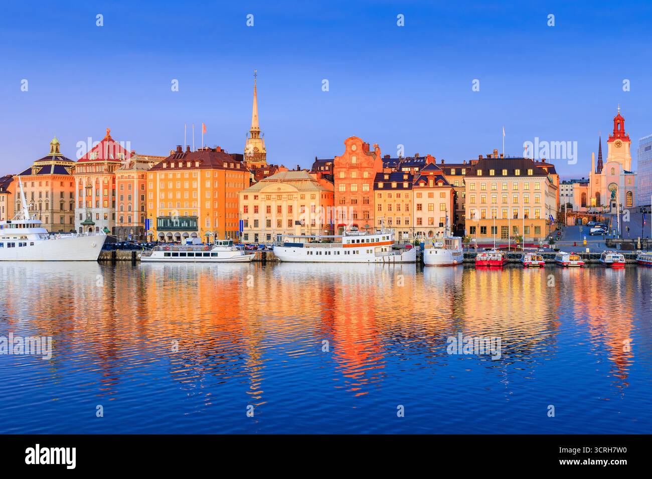 Stockholm, Suède. Paysage urbain en bord de mer de Gamla Stan au lever du soleil. Scandinavie. Banque D'Images
