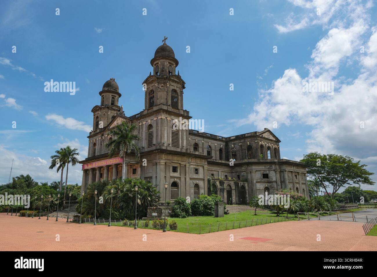 Managua, Nicaragua - 11 septembre 2025 : vieille cathédrale de Managua ou cathédrale métropolitaine de Saint Jacques l'Apôtre à Managua, Nicaragua. Banque D'Images