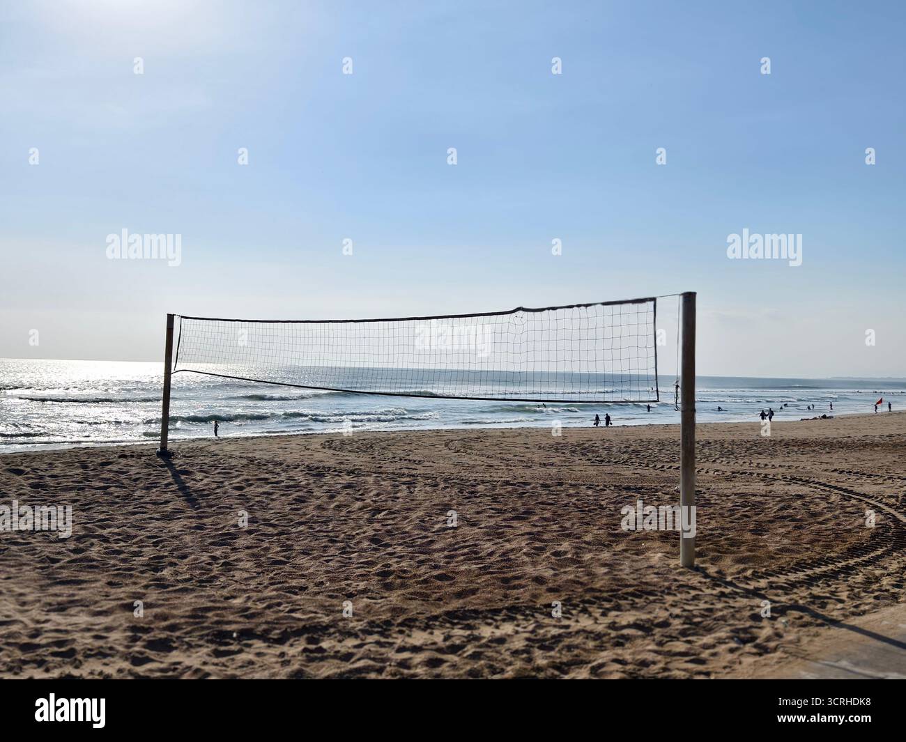 Filet de volley-ball et terrain de Beach-volley au bord de l'océan Banque D'Images
