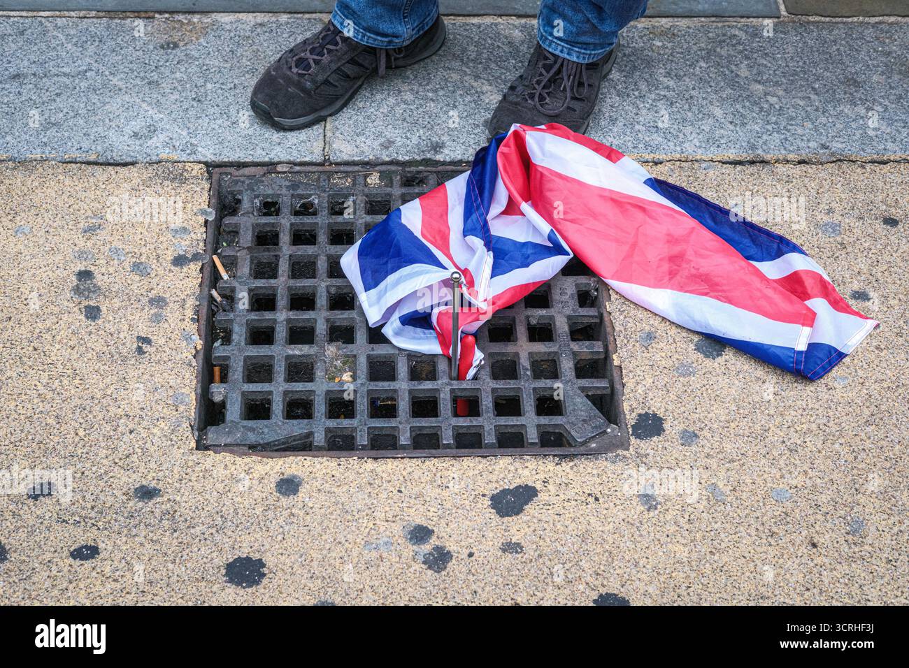 Drapeau de l'union jeté sur la couverture des égouts - la Grande-Bretagne descend la métaphore des égouts. ROYAUME-UNI Banque D'Images