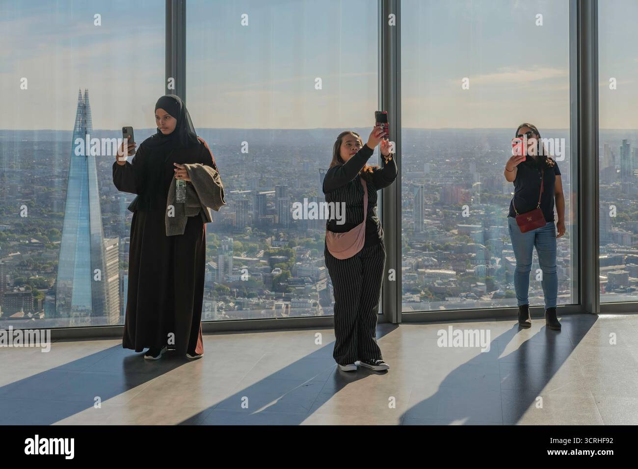 Visiteurs à Horizon 22, la plus haute galerie publique gratuite de la ville, Londres, Royaume-Uni. Banque D'Images