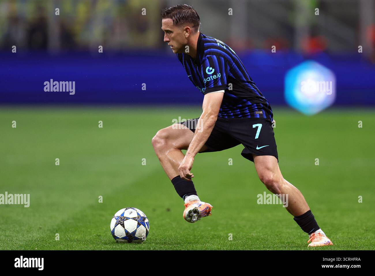 Milan, Italie. 30 septembre 2025. Piotr Zielinski du FC Internazionale en action lors du match MD2 de l'UEFA Champions League 2025/26 League phase entre le FC Internazionale et le SK Slavia Praha au Stadio Giuseppe Meazza (San Siro) le 30 2025 septembre à Milan, Italie . Crédit : Marco Canoniero/Alamy Live News Banque D'Images