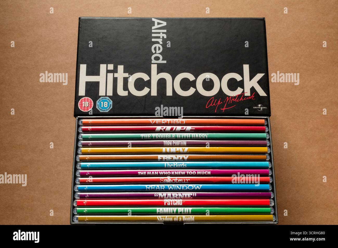 Alfred Hitchcock coffret de collection DVD avec plusieurs couvertures de film, isolé sur fond blanc clair Banque D'Images