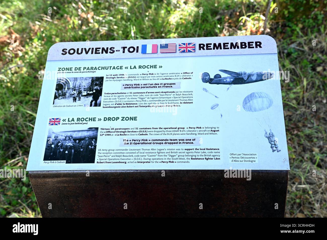 Panneaux d'information sur la route des hommes de l'ombre - une opération dans la seconde Guerre mondiale pour larguer des parachutistes américains et des fournitures pour aider la résistance avant le jour J. Banque D'Images