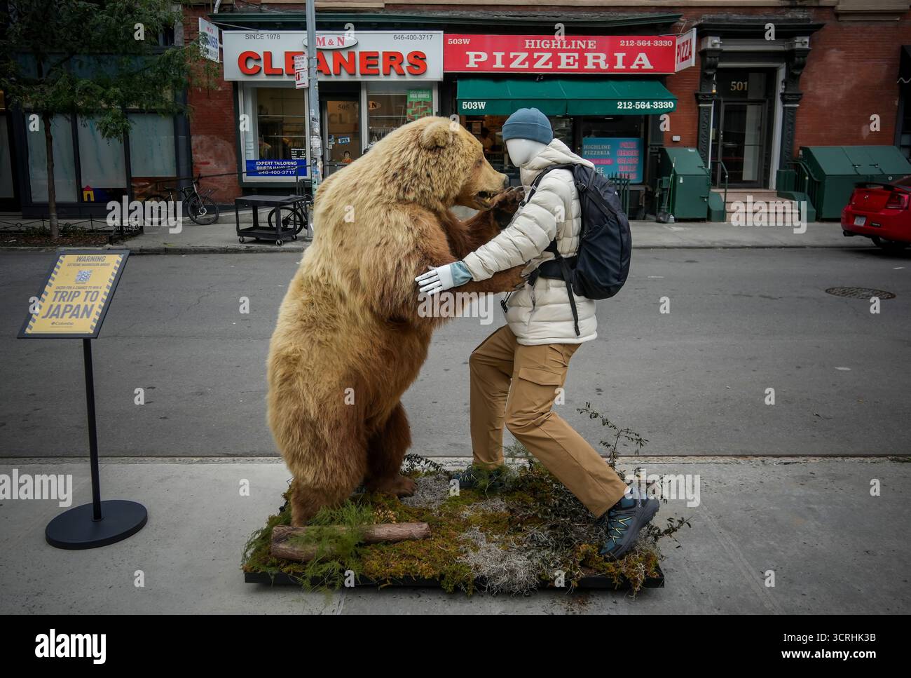 Un mannequin luttant contre un ours, dans le cadre d’une activation de la marque Columbia Sportswear, à Chelsea à New York le lundi 29 septembre 2025. Plusieurs tables de sports extrêmes différents se déplacent dans la ville pour promouvoir la compagnie de vêtements de plein air. (© Richard B. Levine) Banque D'Images