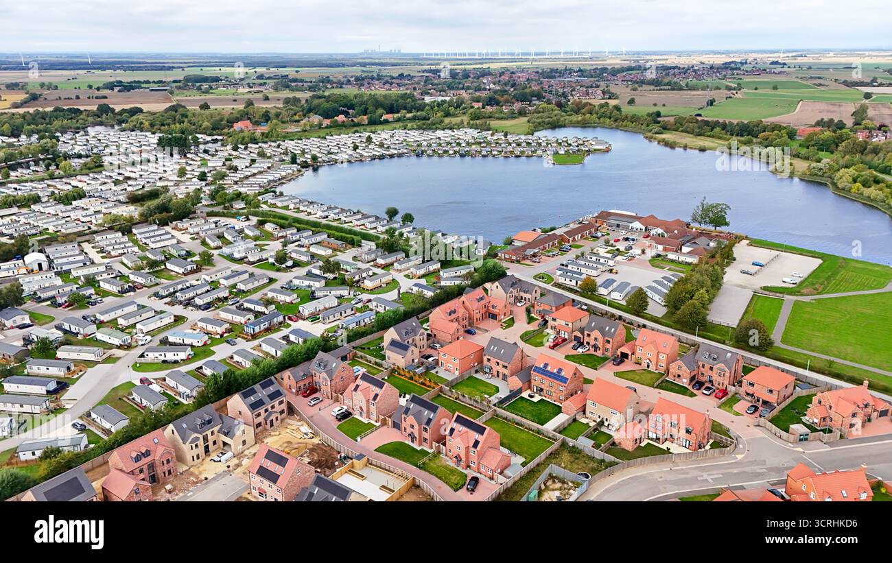 Vue aérienne surplombant le magnifique parc de vacances 7 Lakes dans le North Lincolnshire, Royaume-Uni, montrant le plus grand lac et les caravanes autour de lui. Banque D'Images