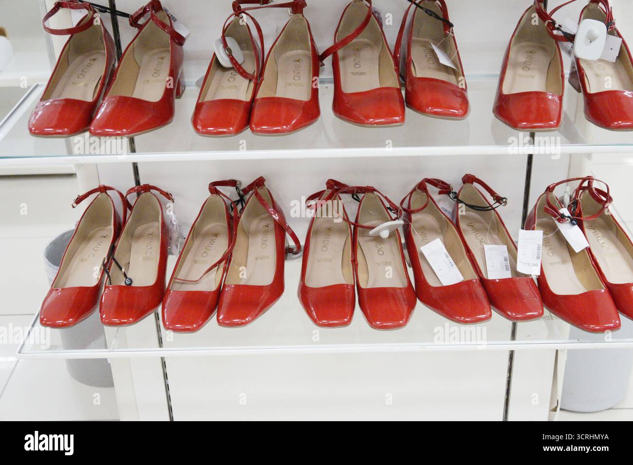 Présentoir de chaussures rouges pour femmes dans un grand magasin Banque D'Images