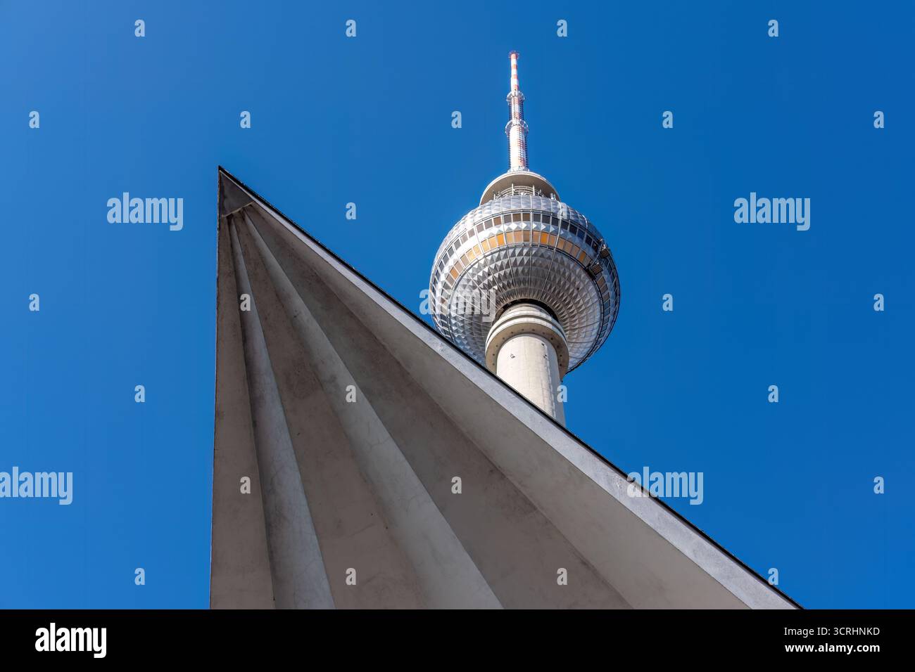 La célèbre tour de télévision à Berlin avec une partie de la structure de base Banque D'Images