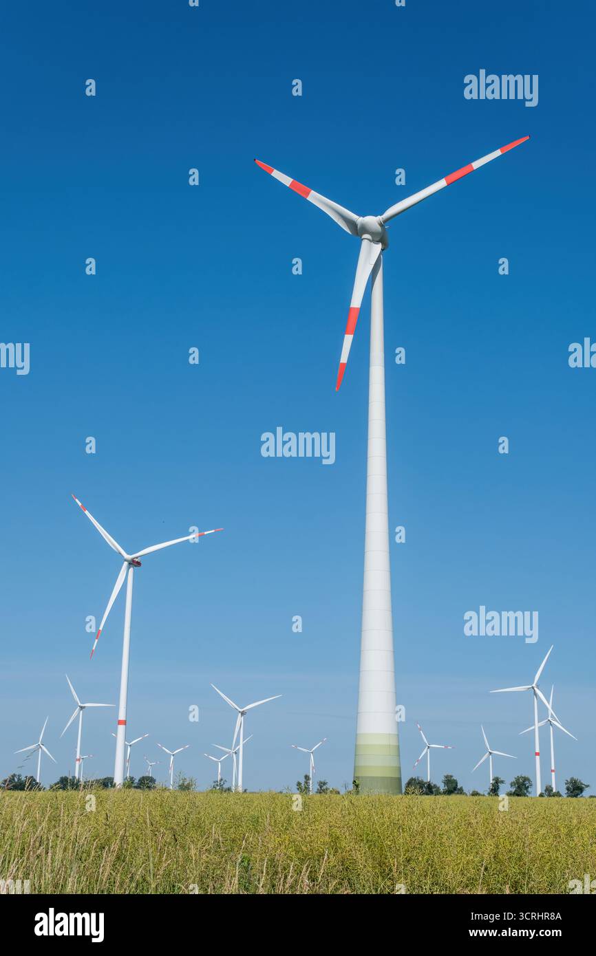 Des centrales éoliennes modernes vues dans les zones rurales de l'Allemagne Banque D'Images