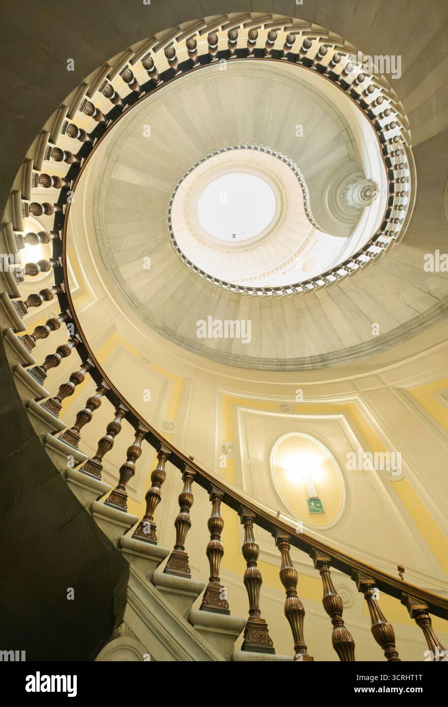 Regardant vers le haut le grand escalier en colimaçon conçu par Antonio Cipolla à l'intérieur du bâtiment de la banca d'italia à Florence, Italie Banque D'Images