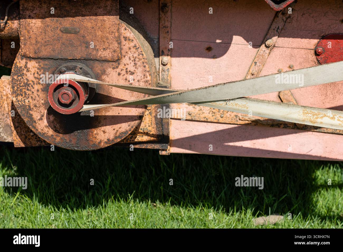 Gros plan sur une batteuse ou batteuse traditionnelle rouge et rose en bois au Devon County Show, mai 2025 à Exeter, Royaume-Uni Banque D'Images
