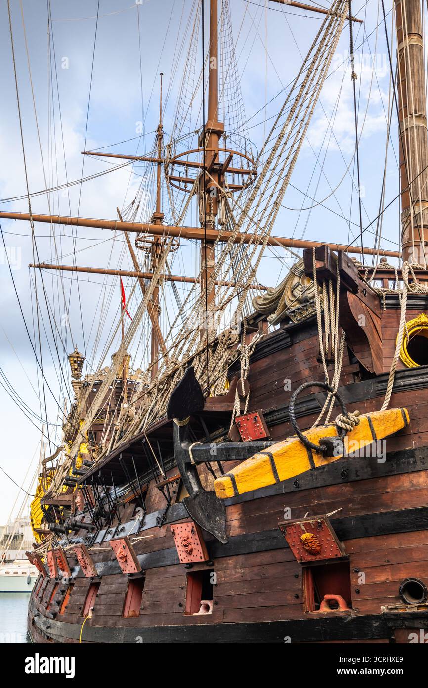 Gênes, Italie - 17 août 2024 : détail du galion de Neptune dans le port de Gênes. Le navire a été construit en 1985 pour Roman Polanski film Pirates, réplique de A. Banque D'Images