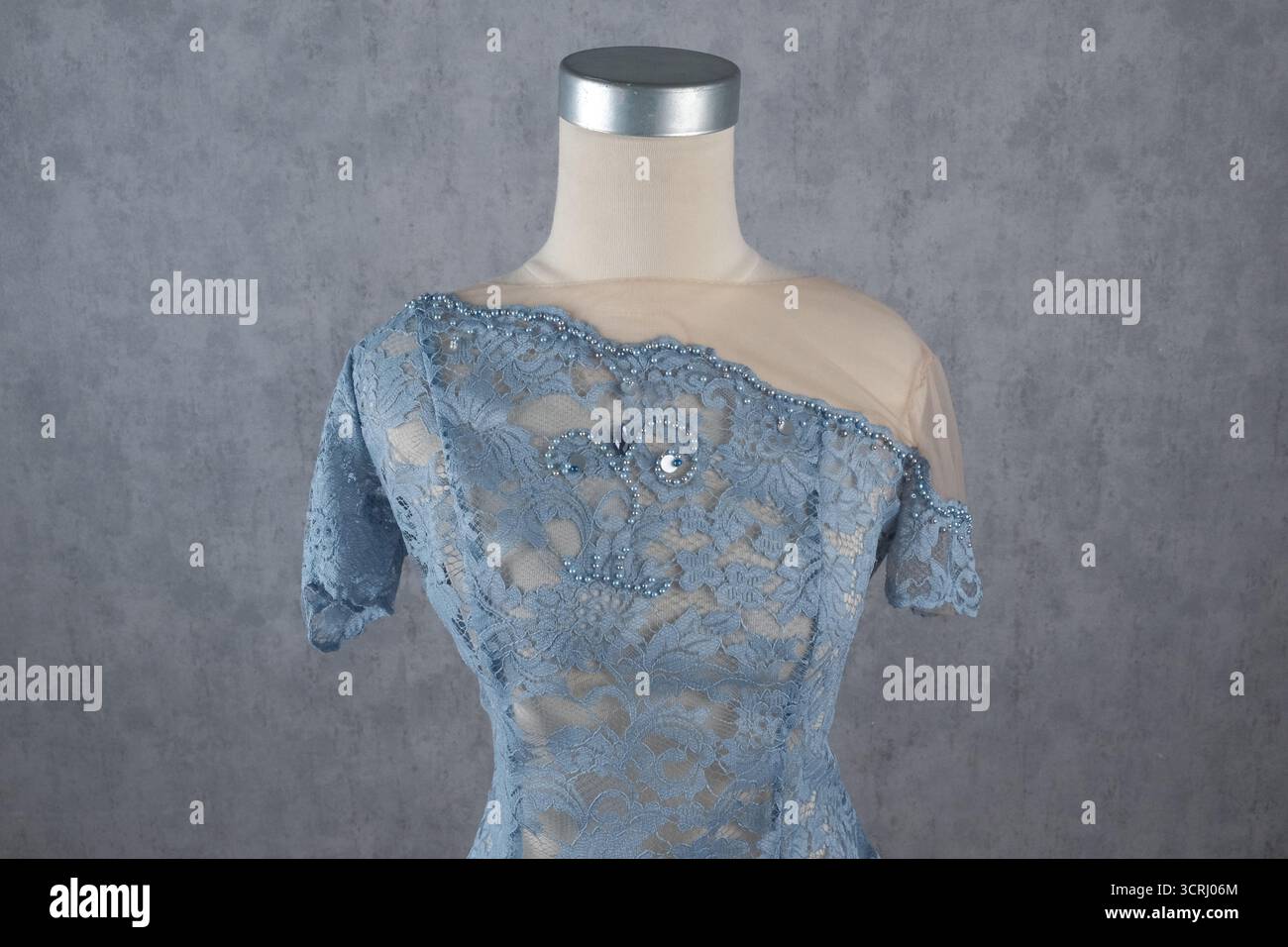 Gros plan d'une belle robe kebaya montée sur un mannequin. Banque D'Images