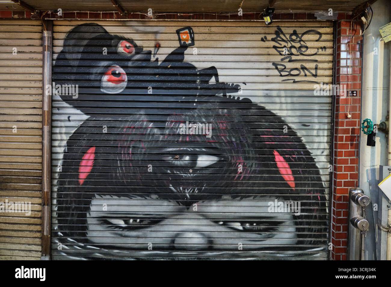 Panneaux et affiches japonais colorés avec texte kanji sur le mur de la rue urbaine. Banque D'Images