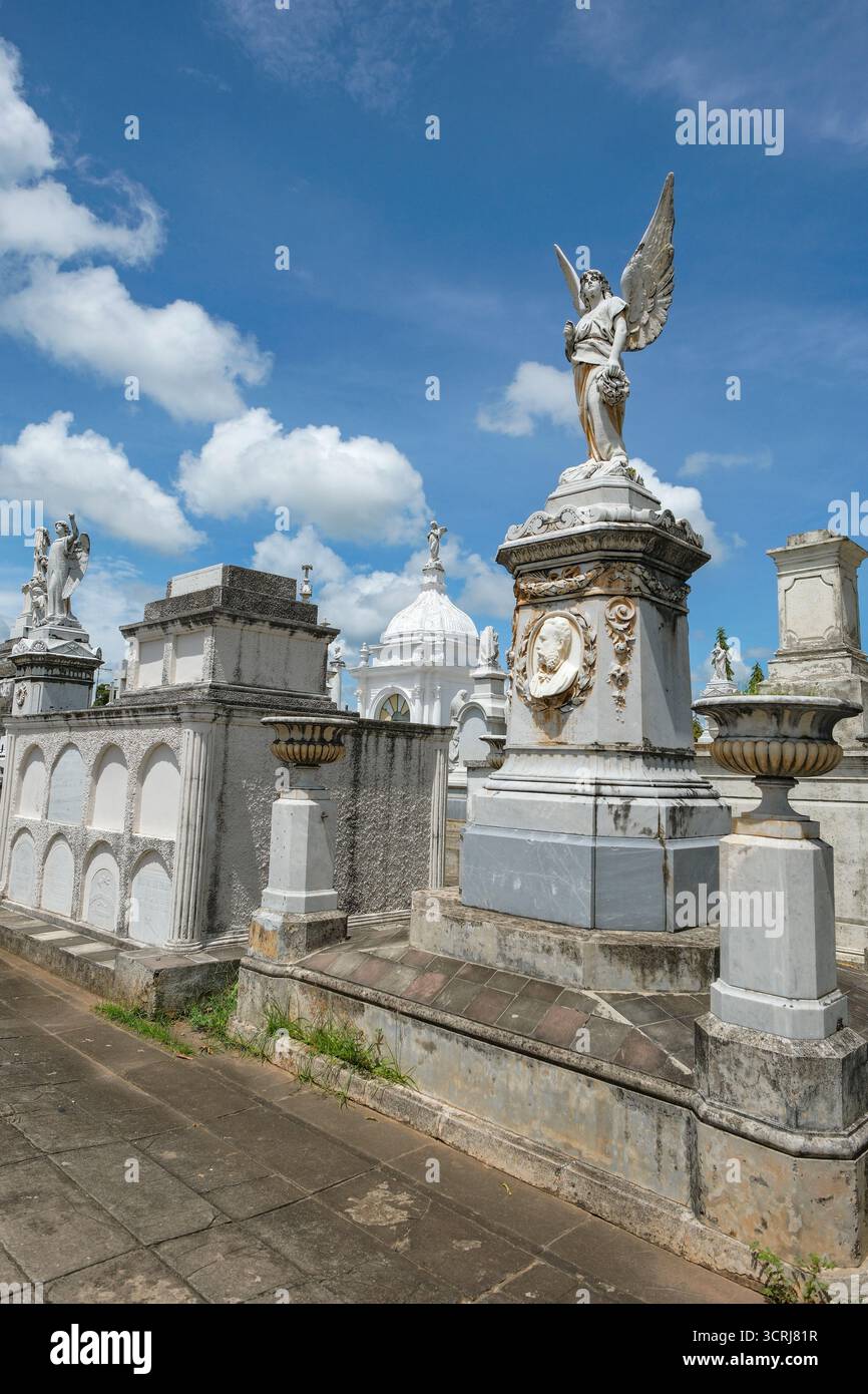 Grenade, Nicaragua - 30 septembre 2025 : mausolées dans le cimetière de Grenade, Nicaragua. Banque D'Images