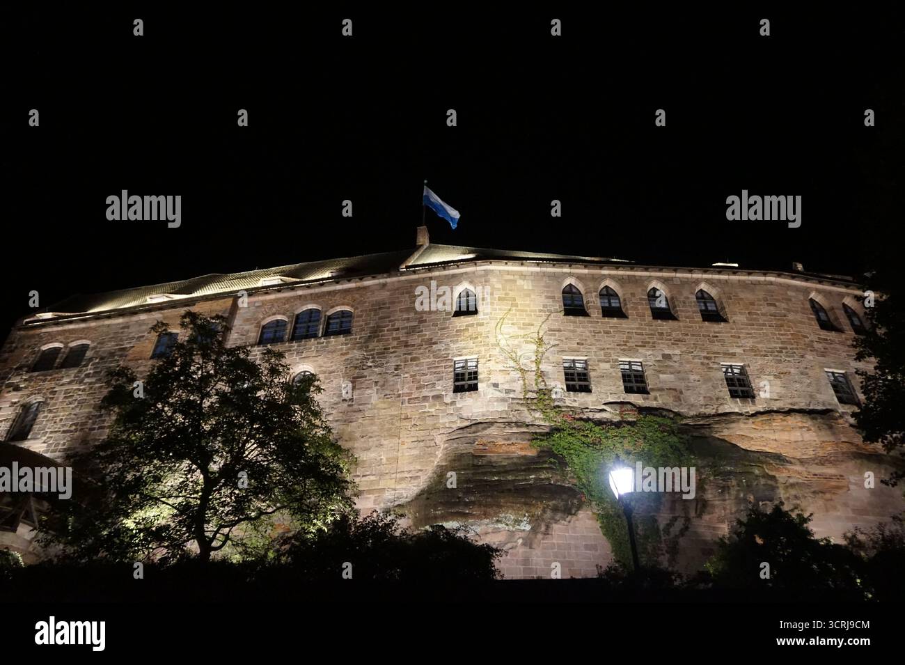 Vue nocturne du mur du château de Kaiserburg à Nuremberg (Bavière, Allemagne) Banque D'Images