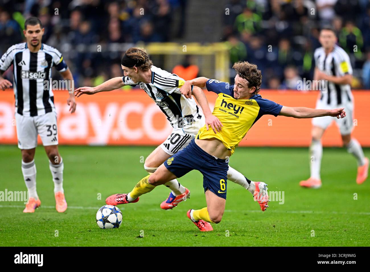 1er octobre 2025 : Bruxelles, Belgique : Gordon Anthony attaquant de Newcastle United et Van de Perre Kamiel milieu de terrain de l'Union Saint-Gilloise lors du match de la phase MD2 de la Ligue des champions 2025/26 de l'UEFA entre Royale Union Saint-Gilloise et Newcastle United Banque D'Images