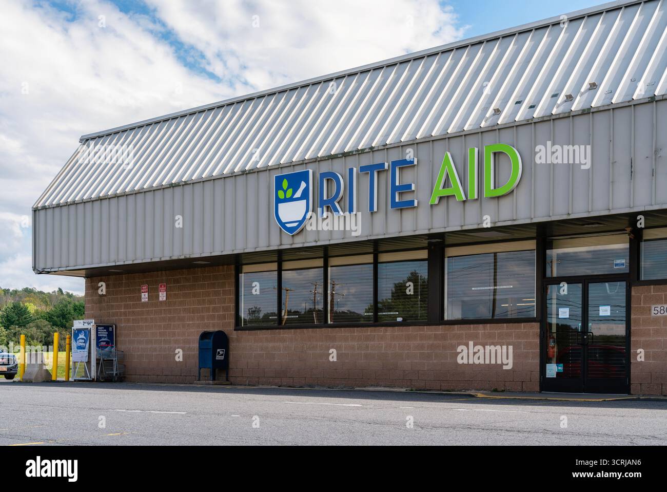 Scott, PA - 29 août 2025 : vue rapprochée de la pharmacie Rite Aid, qui est actuellement en cours de restructuration après avoir déposé sa faillite en octobre Banque D'Images