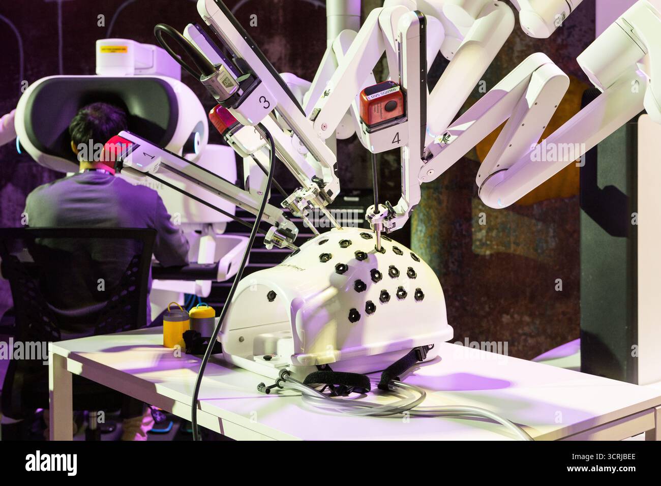 Turin, Italie. 1er octobre 2025. Le système chirurgical robotique Da Vinci 5 exposé à la Italian Tech week 2025. Crédit : Marco Destefanis/Alamy Live News Banque D'Images