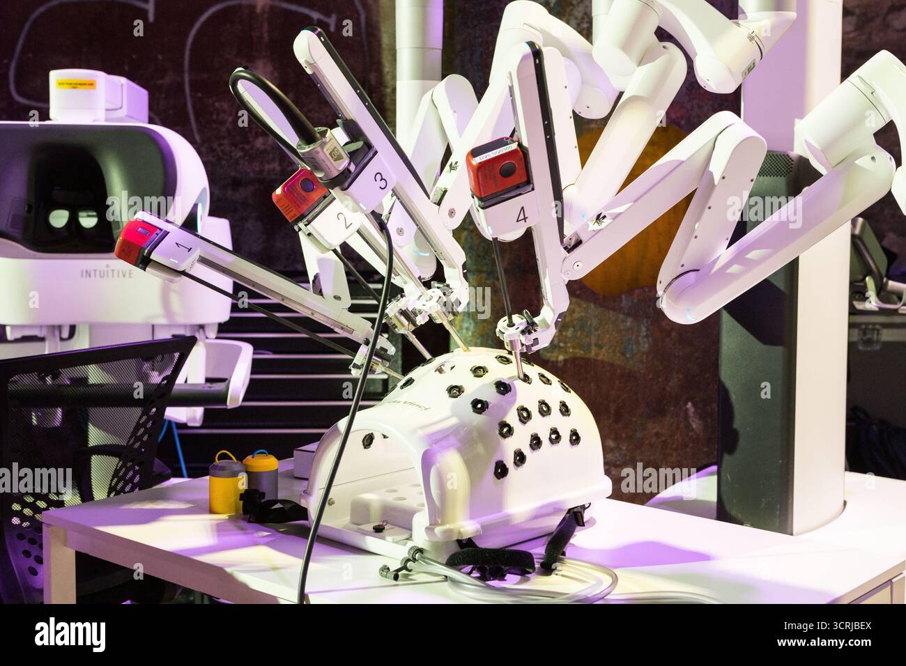 Turin, Italie. 1er octobre 2025. Le système chirurgical robotique Da Vinci 5 exposé à la Italian Tech week 2025. Crédit : Marco Destefanis/Alamy Live News Banque D'Images