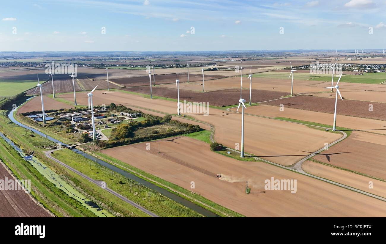 Vue aérienne des éoliennes d'un parc éolien générant de l'énergie verte. Banque D'Images