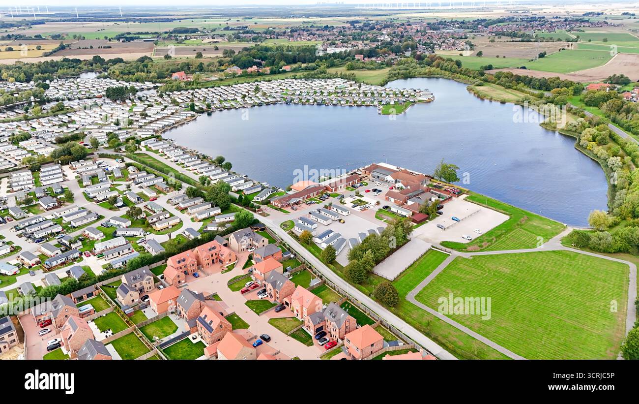 Vue aérienne surplombant le magnifique parc de vacances de 7 lacs dans le North Lincolnshire, Royaume-Uni, montrant le plus grand lac et les caravanes autour de lui. Banque D'Images