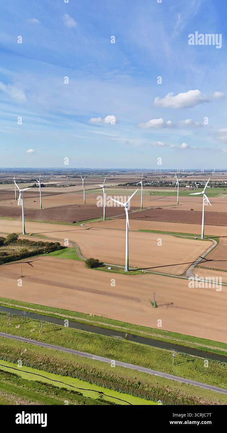 Plan vertical d’éoliennes générant de l’énergie verte sur un parc éolien terrestre dans la campagne rurale. Banque D'Images