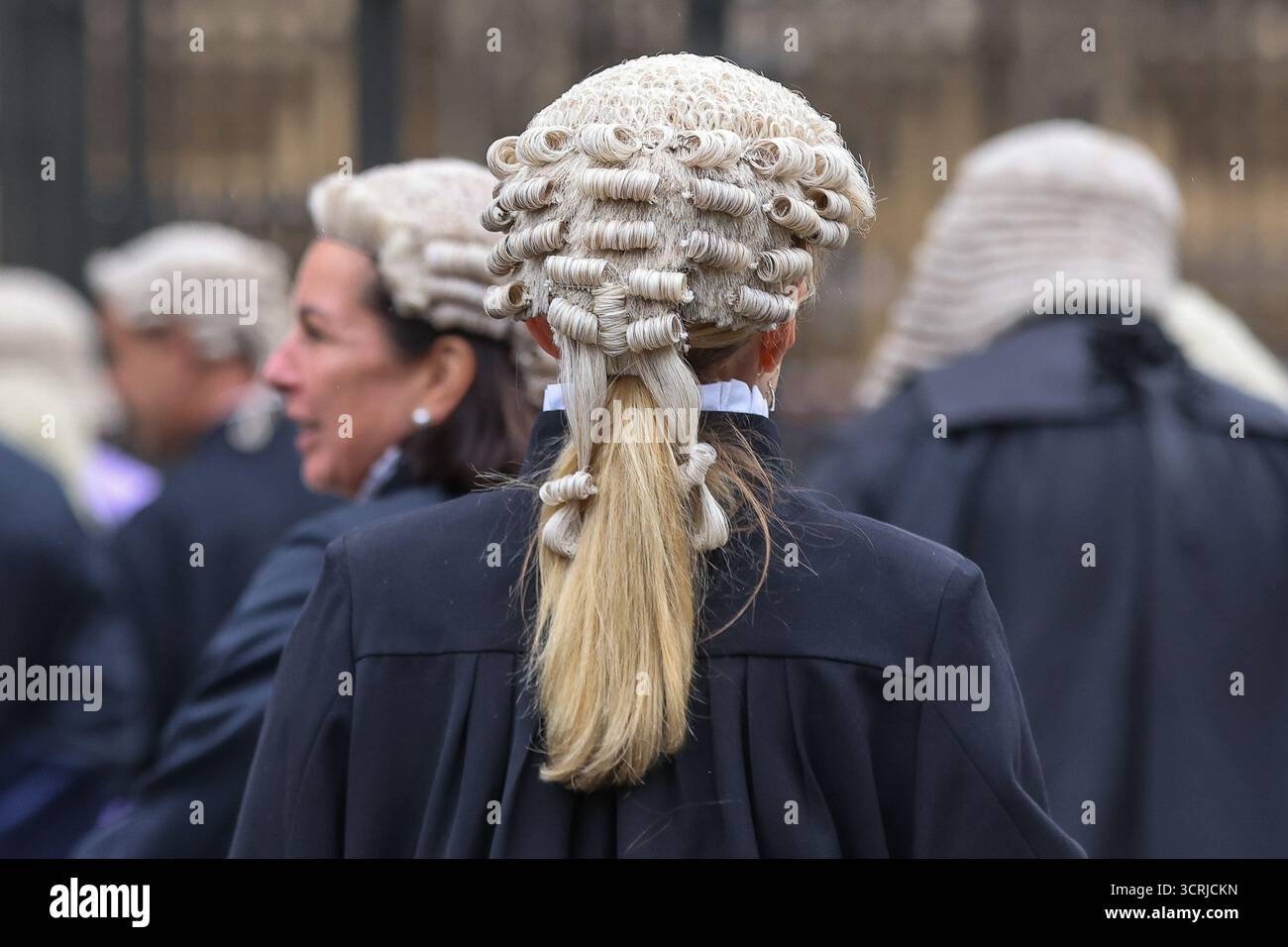 Londres. ROYAUME-UNI. 01 octobre 2025. Les professionnels de la magistrature et les juges procèdent de l’abbaye de Westminster au Palais de Westminster dans le centre de Londres, marquant le début de la nouvelle année juridique avec une tradition séculaire qui comprend un service religieux et la réception du petit déjeuner du Lord Chancelier. Credit : London News/Alamy Live News Banque D'Images