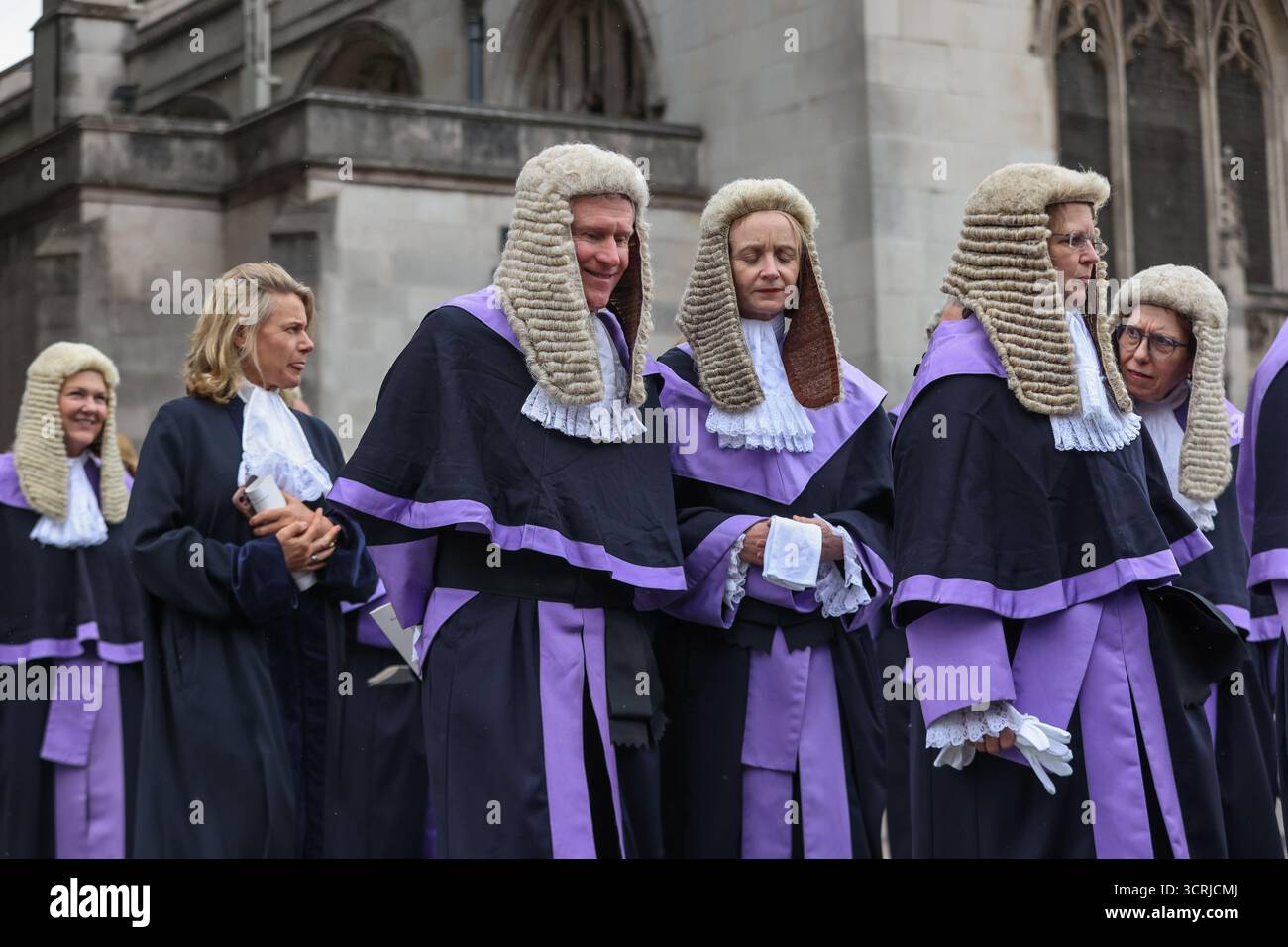 Londres. ROYAUME-UNI. 01 octobre 2025. Les professionnels de la magistrature et les juges procèdent de l’abbaye de Westminster au Palais de Westminster dans le centre de Londres, marquant le début de la nouvelle année juridique avec une tradition séculaire qui comprend un service religieux et la réception du petit déjeuner du Lord Chancelier. Credit : London News/Alamy Live News Banque D'Images